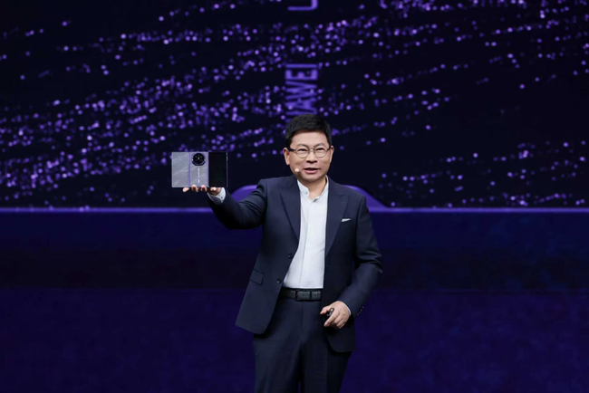 首发搭载麒麟9050 Pro芯片，HUAWEI Mate XT 2 非凡大师亮相图2