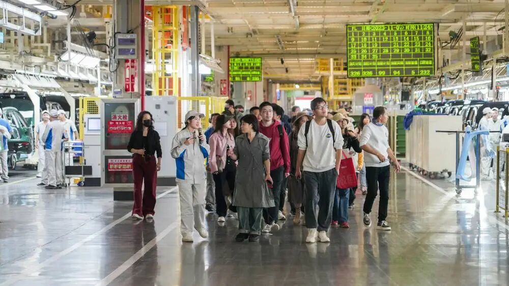 带外国人进中国工厂,一张票能卖到1.5万美元图1