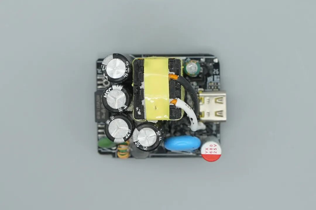 拆解报告：倍思45W USB-C氮化镓快充图22