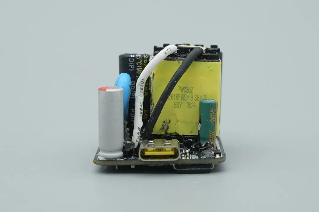 拆解报告：倍思45W USB-C氮化镓快充图25