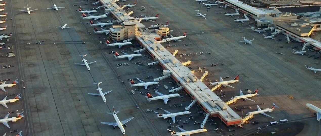 美国飞行员与空管吵架，有人起哄