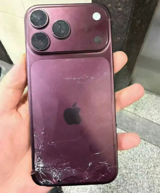iPhone 18 Pro 首销翻车?又被网友骂惨了!巨发烫、指纹重、颜色丑...图16