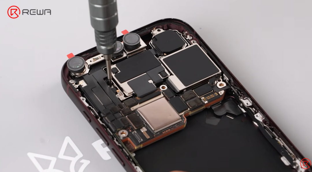 iPhone 18Pro首拆，看看PCBA里面有啥？图2
