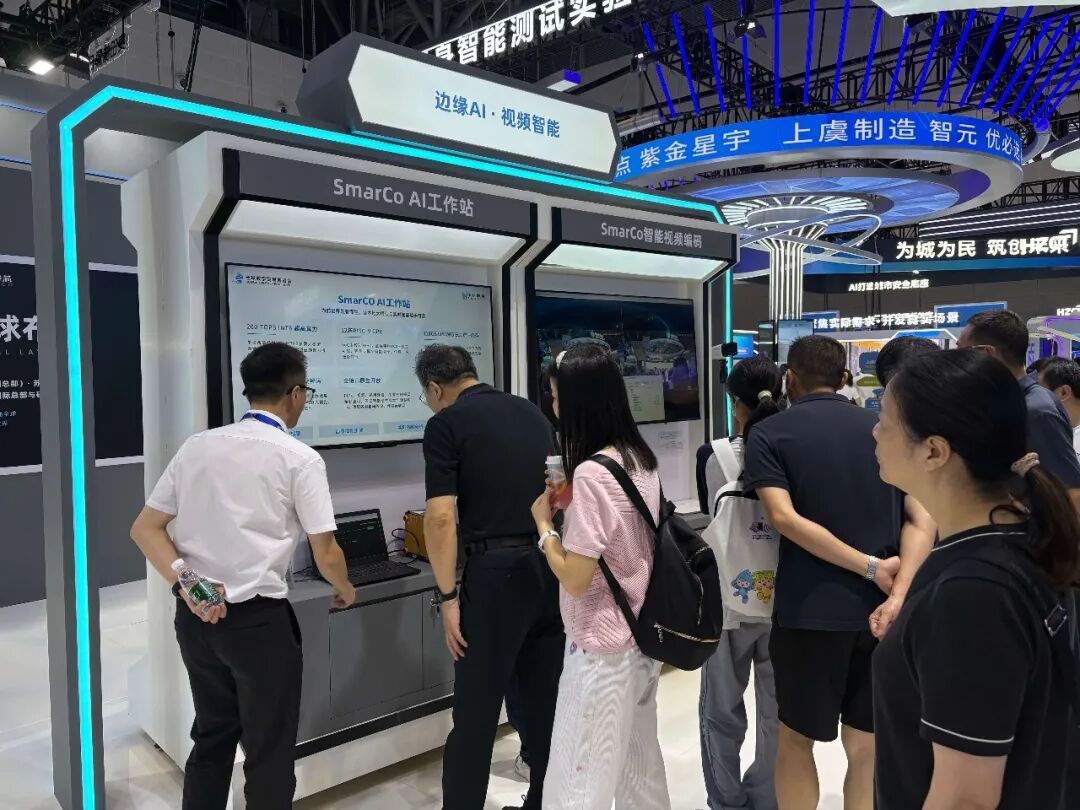 一台能跑70B大模型的桌面AI工作站,在数贸会被排队围观了图4