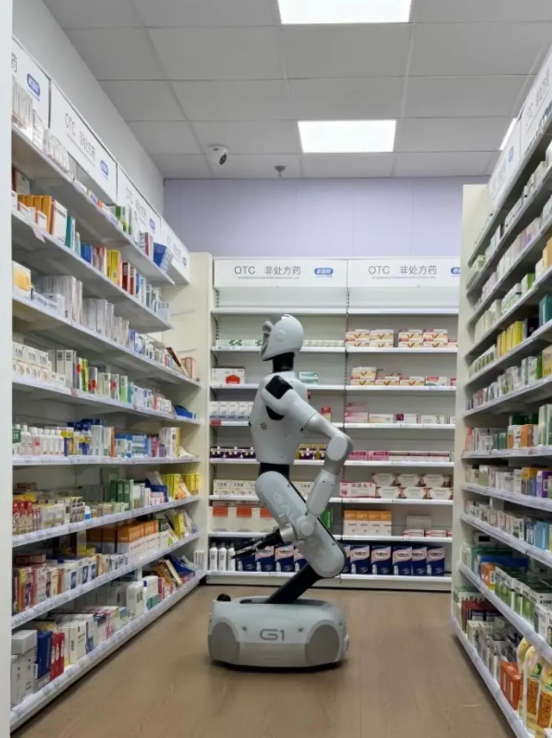 银河通用机器人“上岗”老百姓大药房,24小时智慧药房加速落地图2