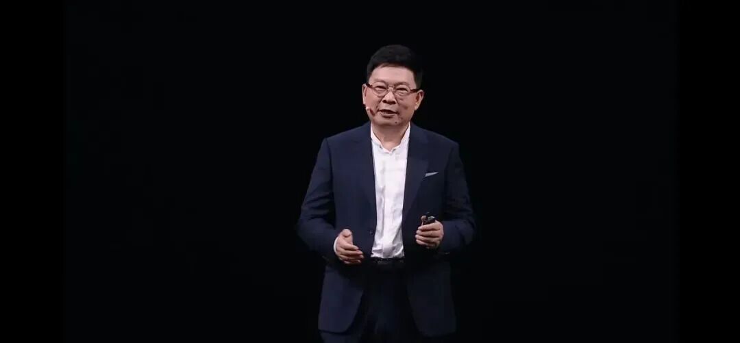 华为首发「四卡三待」,余承东:相当于省了一部手机;寒武纪离职高管索赔278亿元;快手官宣于越任可灵AI公司CEO丨雷峰早报图4