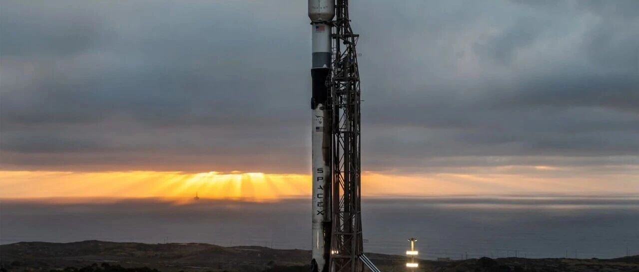 SpaceX 猎鹰九号发射第四批数据传输卫星，一级落回加州