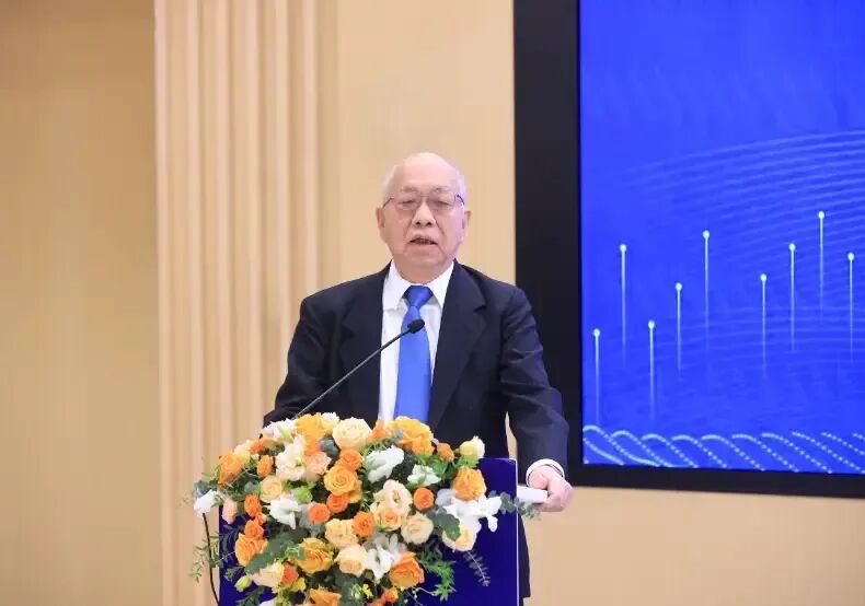 丘成桐谈AI冲击数学科研:必须在AI浪潮中冲浪,而不是躲起来图2