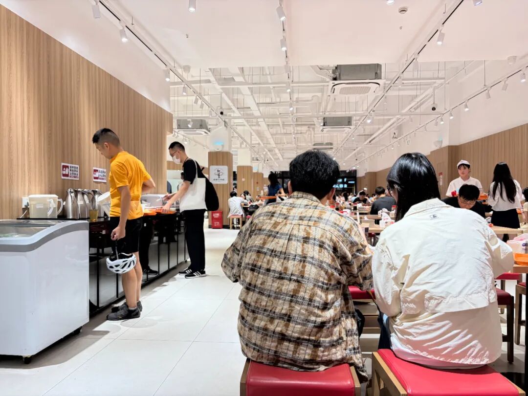 陆家嘴精英肌肉男，花30块到这家面馆排队「军训」图11