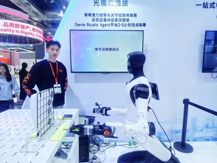 工博会人形机器人“打工”图鉴：宇树、智元、优必选、乐聚都来了图3