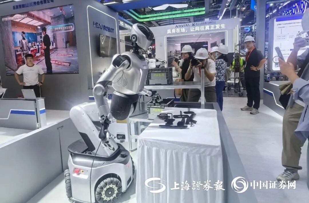 工博会人形机器人“打工”图鉴：宇树、智元、优必选、乐聚都来了图6