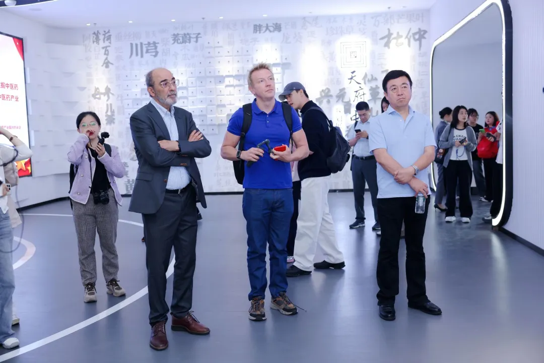 中国政府友谊奖获得者：“发现‘魅力成都’，中医药+AI，中国的也是世界的”图6