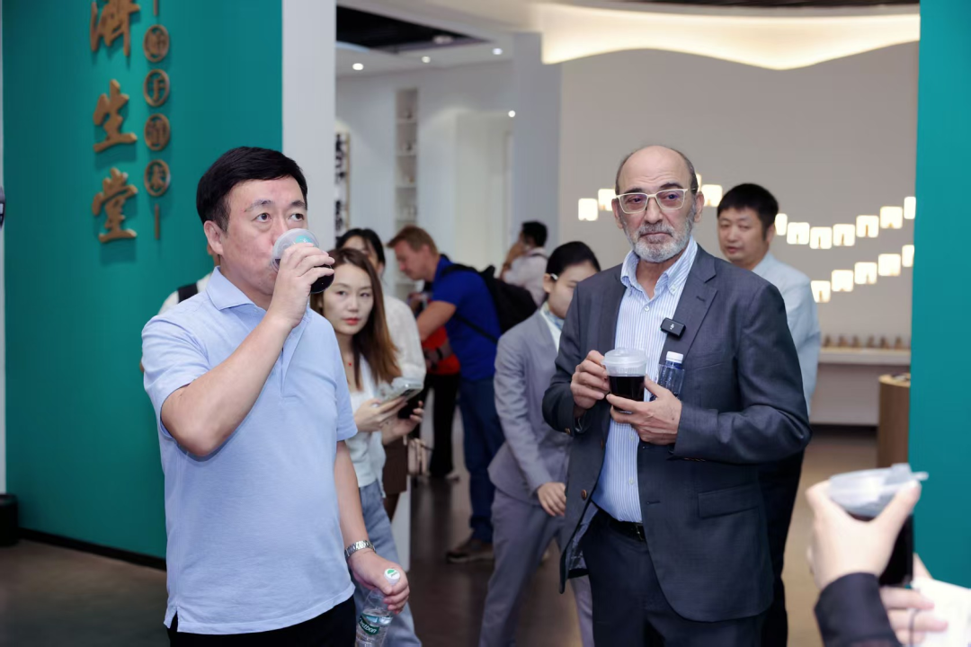 中国政府友谊奖获得者：“发现‘魅力成都’，中医药+AI，中国的也是世界的”图9