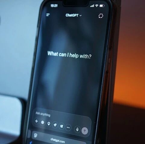 第一款AI手机，被半个互联网「拒」了