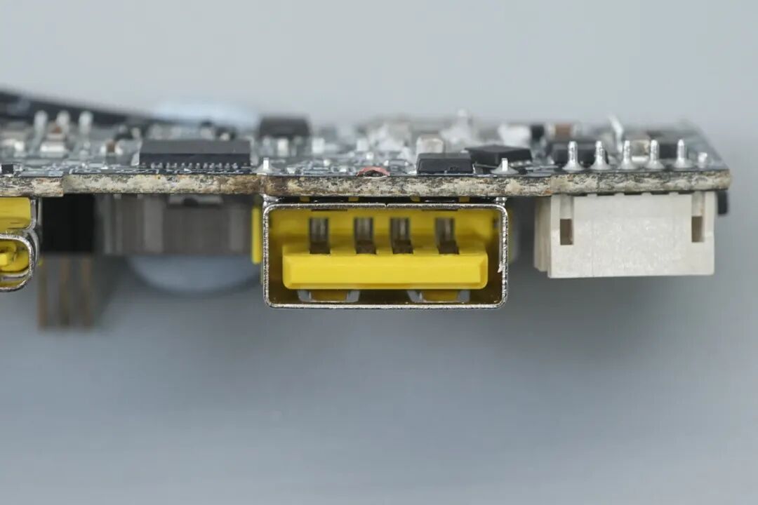 拆解报告：倍思20000mAh 45W自带双线移动电源图63