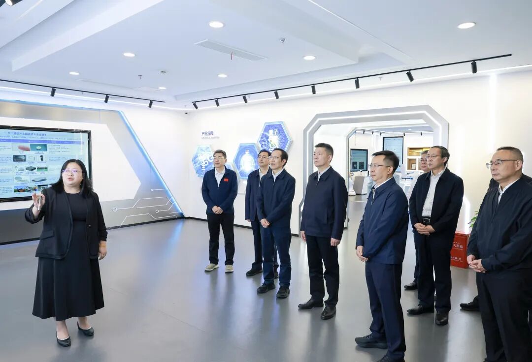 陈书平在电子科技大学调研并座谈交流图3