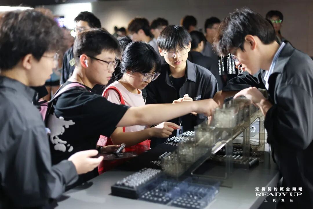 巴黎世家和无畏契约开了个网吧,让今年秋天的上海潮到爆炸。图19