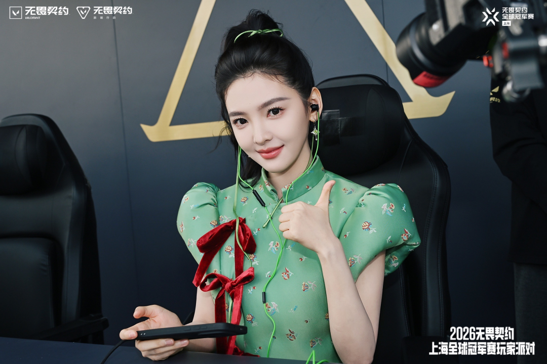 巴黎世家和无畏契约开了个网吧,让今年秋天的上海潮到爆炸。图32