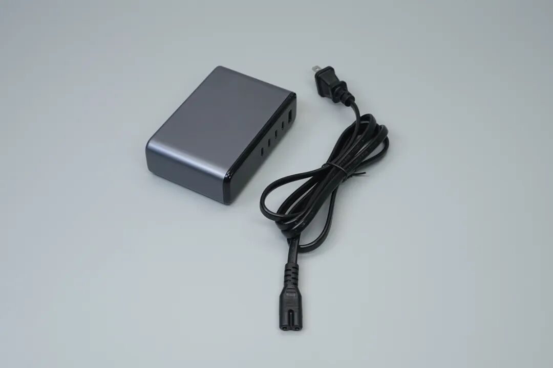 拆解报告:200W 4C1A智显屏碳化硅桌充图2