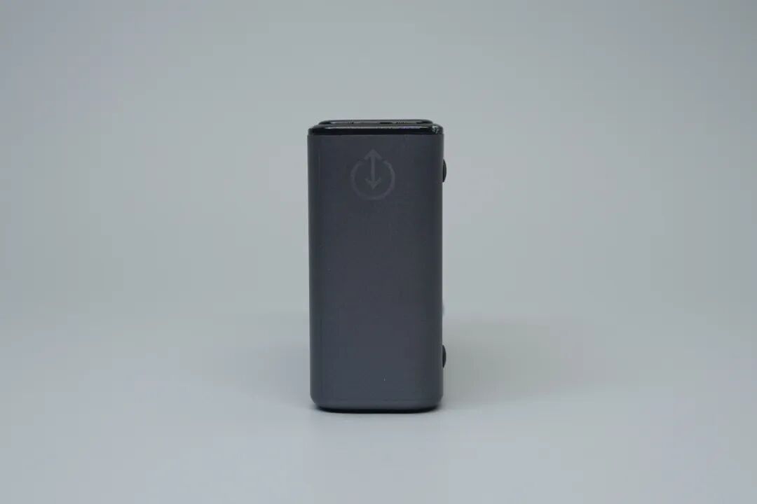 拆解报告:200W 4C1A智显屏碳化硅桌充图4
