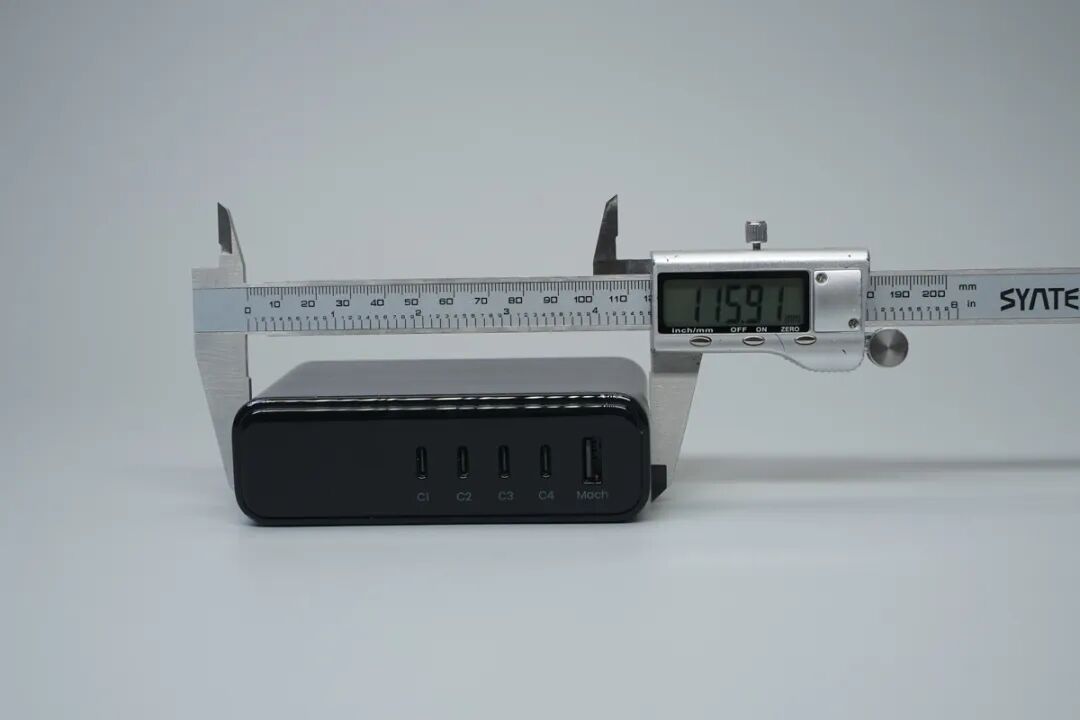 拆解报告:200W 4C1A智显屏碳化硅桌充图8