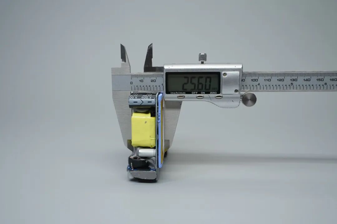 拆解报告:200W 4C1A智显屏碳化硅桌充图31