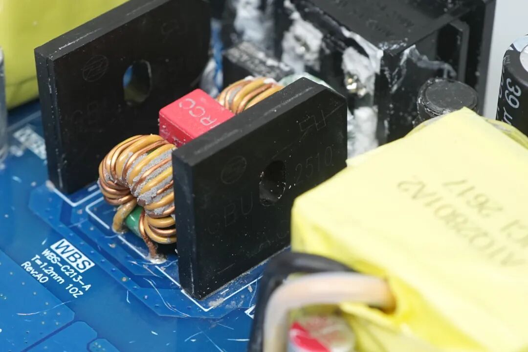 拆解报告:200W 4C1A智显屏碳化硅桌充图46