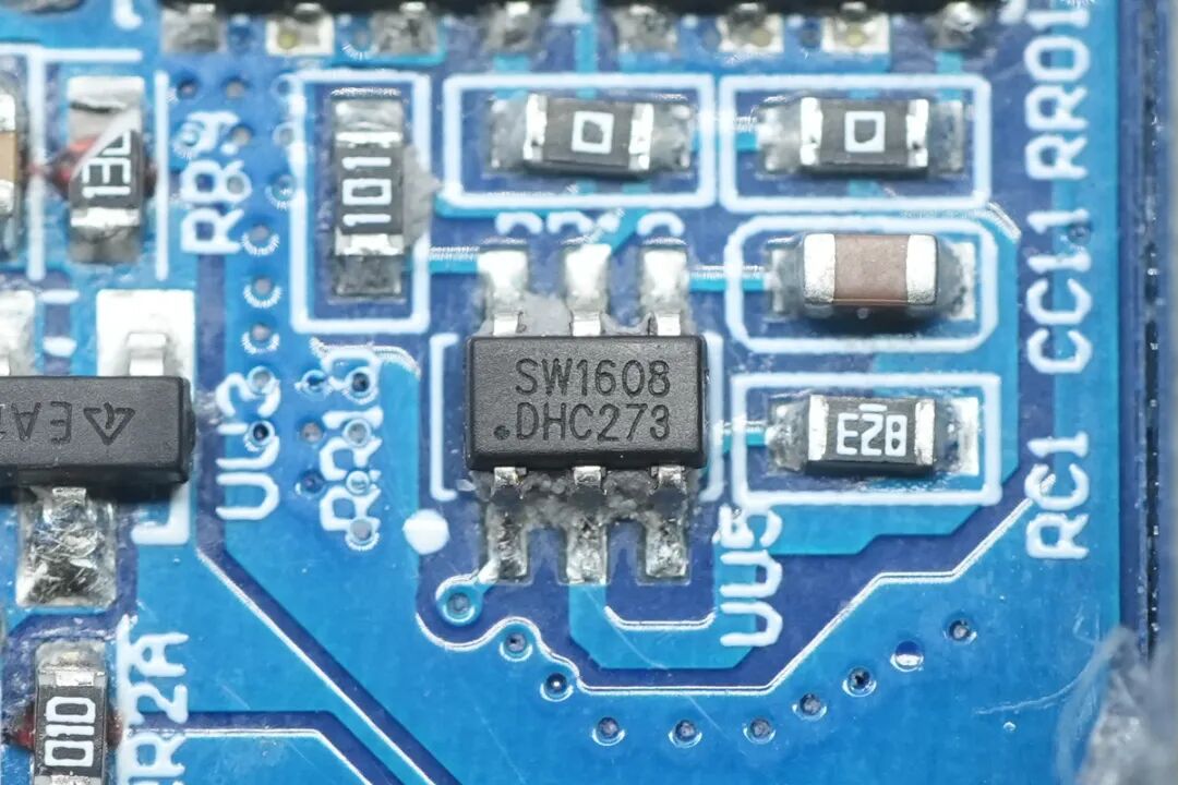 拆解报告:200W 4C1A智显屏碳化硅桌充图65