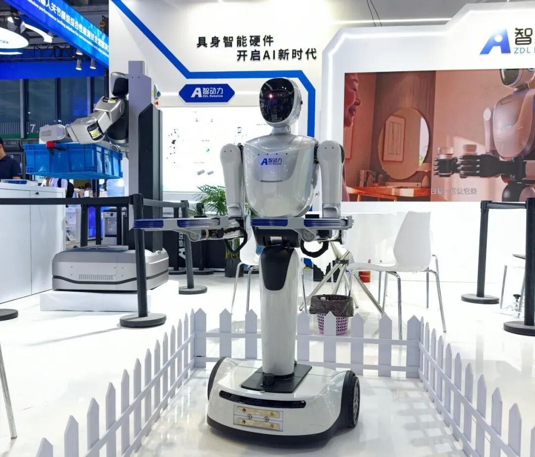 给工业具身智能配“大脑”，工博会上的机器人企业走出了两条路线图8
