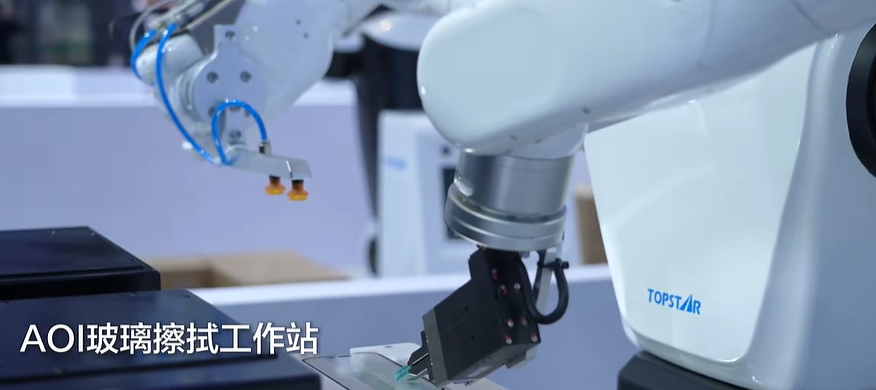 给工业具身智能配“大脑”，工博会上的机器人企业走出了两条路线图13