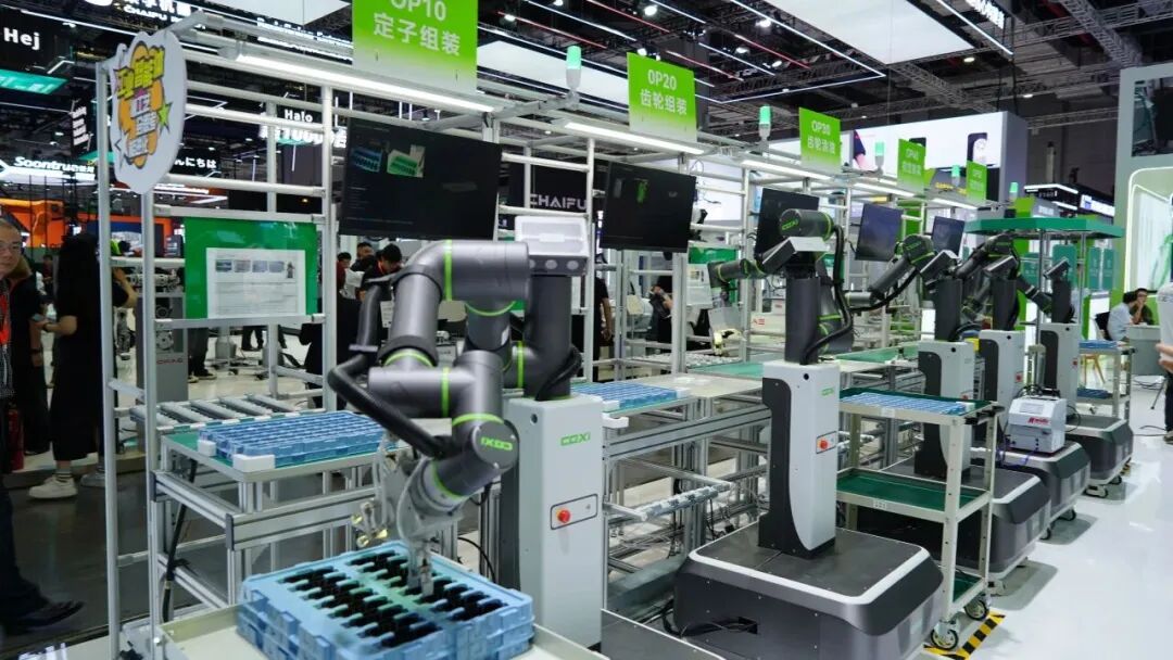 给工业具身智能配“大脑”，工博会上的机器人企业走出了两条路线图20