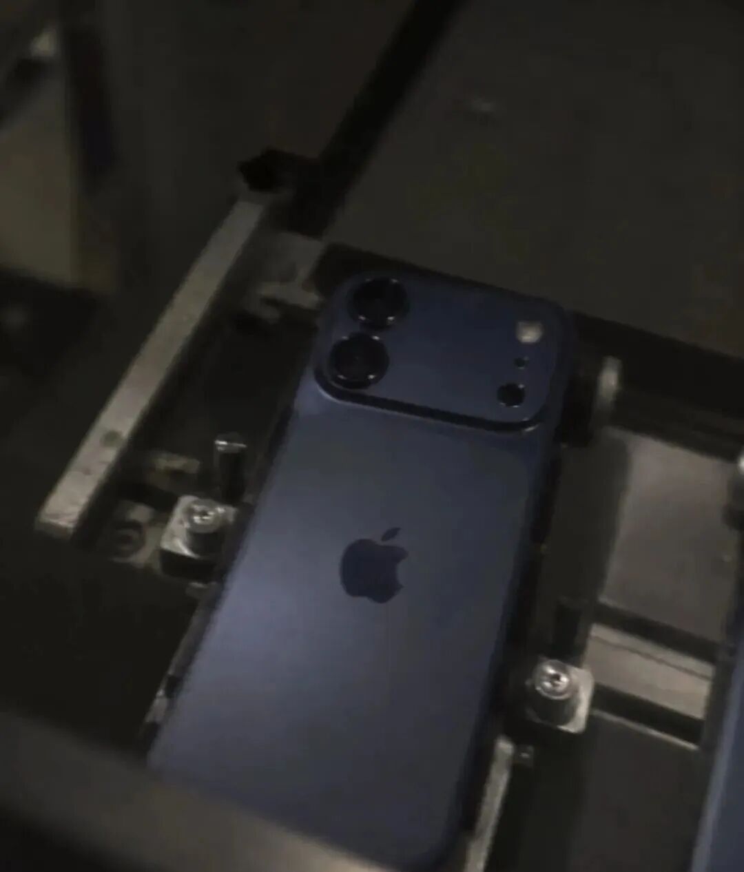 iPhone 18标准版外观大变样!抄Pro大镜头,网友:好难看图2