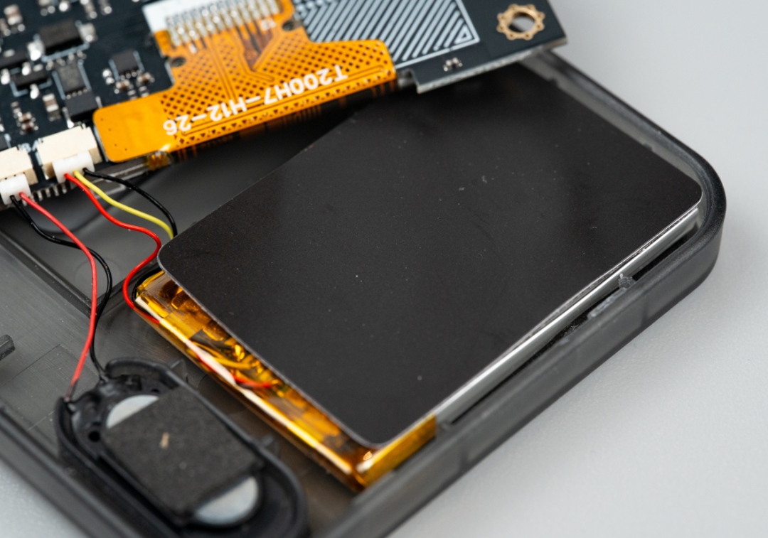 99元的开源牛马工作牌拆解:ESP32-C3加2.4寸彩屏,半透明外壳,后盖直接印着GitHub地址!图19