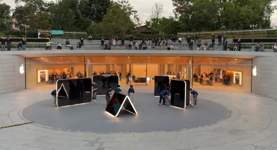 iPhone Duo首销日直击:黄牛炒不动,有人抢到就摔了,微信连夜做适配……图2