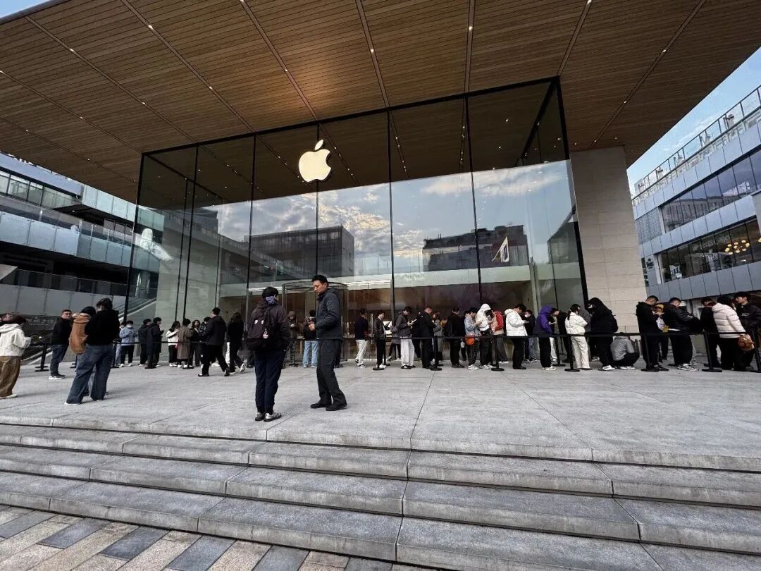 iPhone Duo首销日直击:黄牛炒不动,有人抢到就摔了,微信连夜做适配……图5
