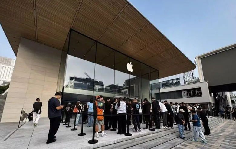 iPhone Duo首销日直击:黄牛炒不动,有人抢到就摔了,微信连夜做适配……图6