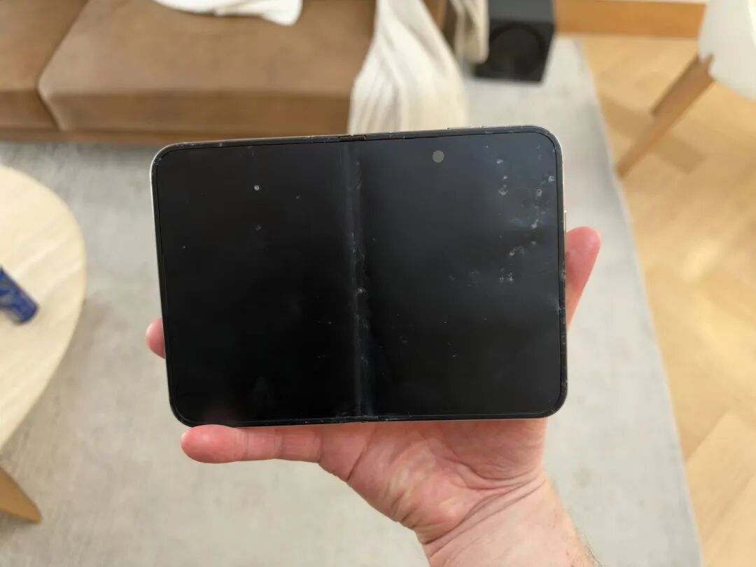 iPhone Duo首销日直击:黄牛炒不动,有人抢到就摔了,微信连夜做适配……图17