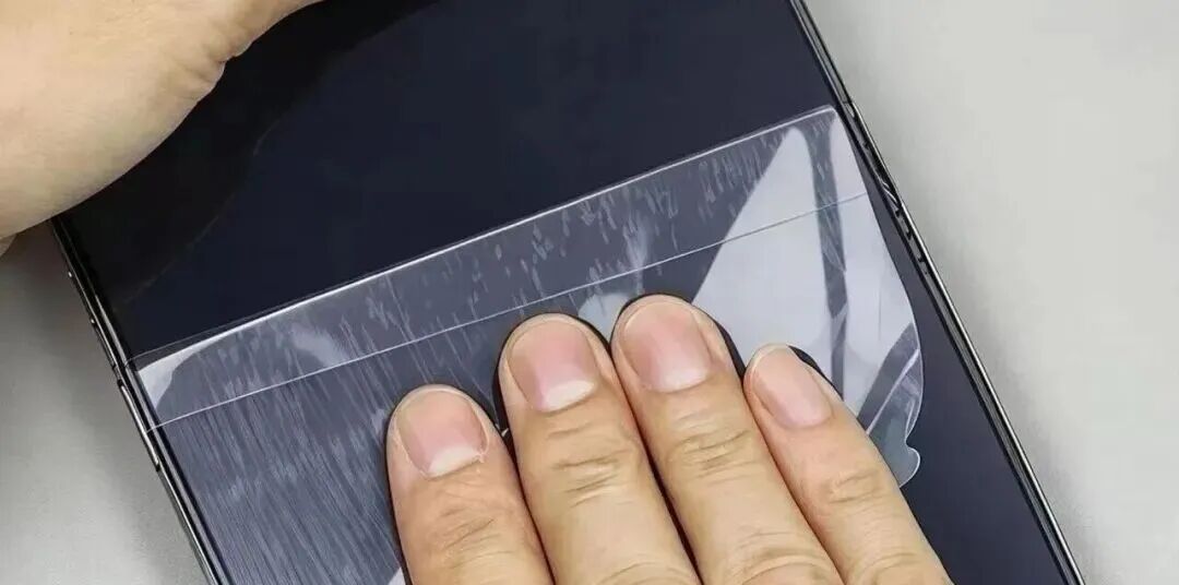 iPhone Duo首销日直击:黄牛炒不动,有人抢到就摔了,微信连夜做适配……图22
