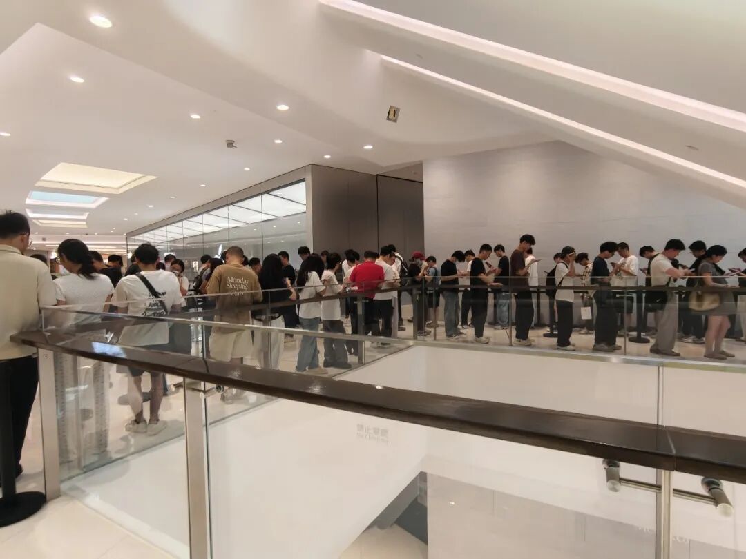 iPhone Duo广州开售首日！黄牛吐槽：加价1000都有人骂图4