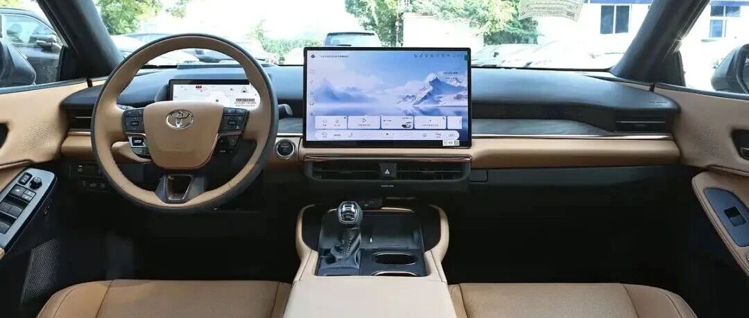 2.5L双擎、E-CVT，环抱式座舱，百公里还不到5个油？